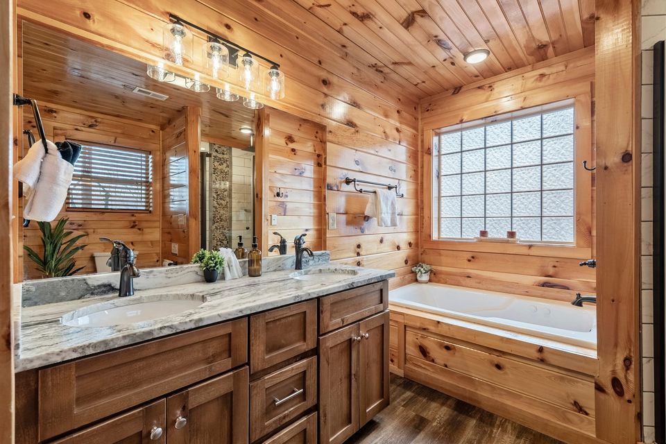 Spa-style en-suite bath with deep soaking tub